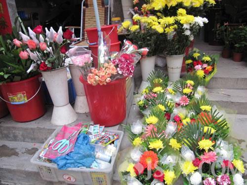 开始提前准备扫墓,这也带火了鲜花店内的素色花卉的销售